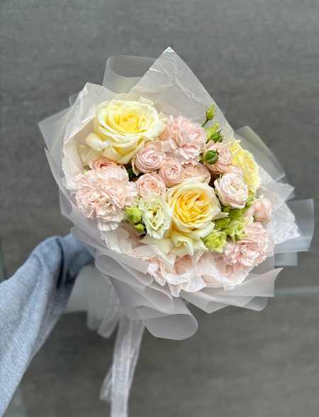 Смешанный букет «Идеальный баланс» из кустовых роз, роз, гвоздик и эустомы