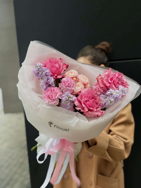 Букет «Помнить запах дождя» с маттиолой, розами и гвоздиками