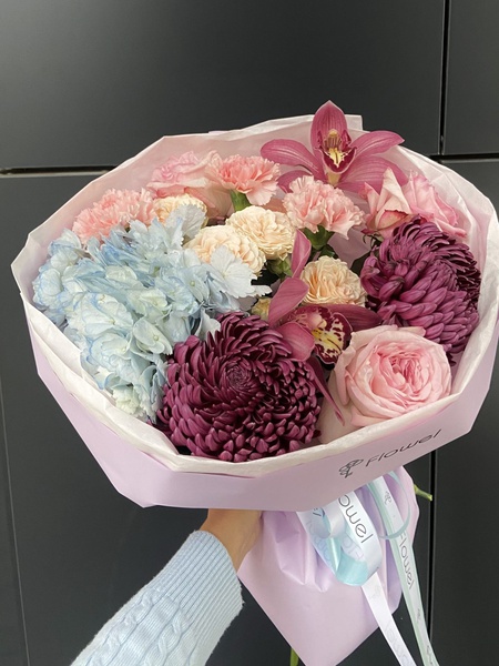 Букет «Ботанический вернисаж» из орхидей, гортензии, хризантем-бигуди, роз и гвоздик