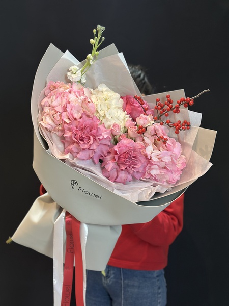 Букет «Ночной сад» из гортензий, роз, маттиолы и илекса