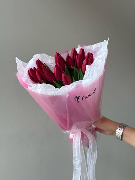 15 красных тюльпанов