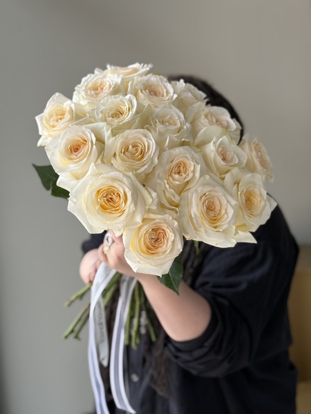 17 белых роз