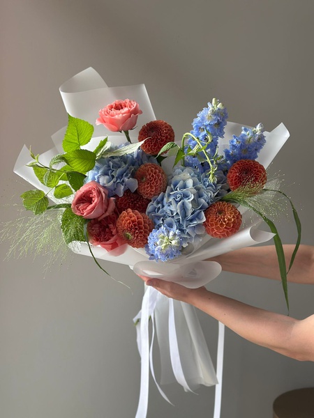 Букет «Летний полдень» из гортензий, дельфиниумов, георгин, кустовых роз