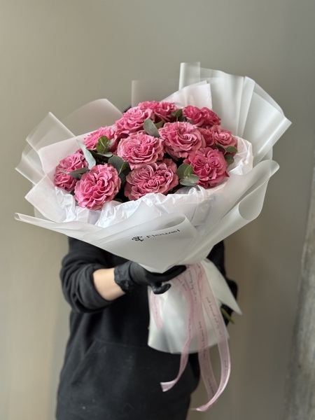 11 пионовидных роз