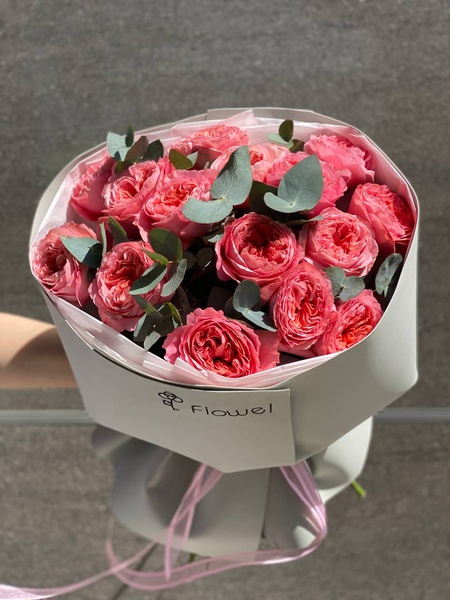 15 пионовидных роз с эвкалиптом