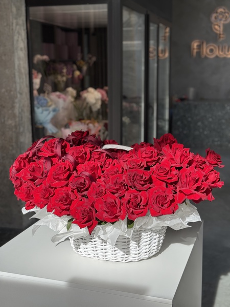 Композиция «Бесконечное обожание» – 43 розы как символ нерушимой связи