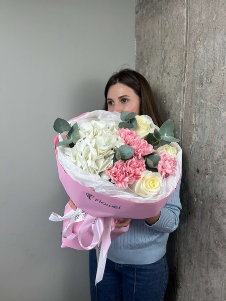 Букет «Холодный расчет» из гортензии, роз, гвоздик и эвкалипта