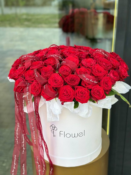 Композиция «Царственный жест» – 51 роза, упакованная в восторг