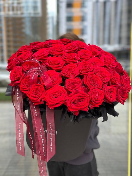 Композиция «Геометрия роскоши» – 41 роза как произведение искусства