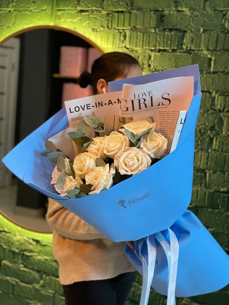 9 белых роз и эвкалипт