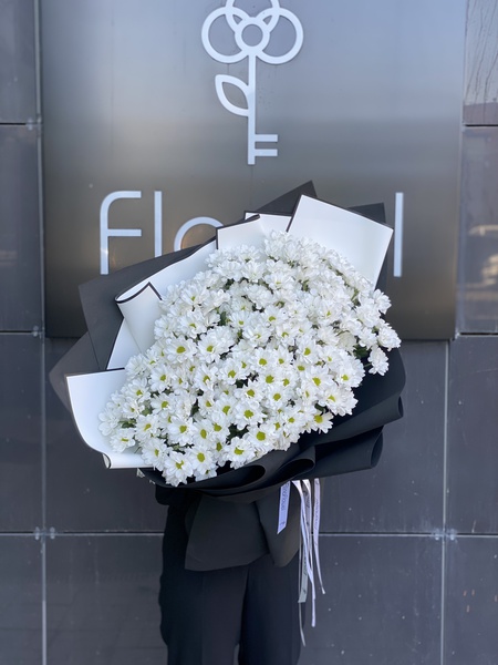 Букет «Мамина ваза» — 27 ромашковых хризантем