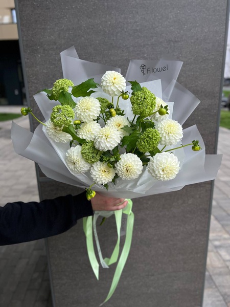 Букет из 13 георгин и вибурнума