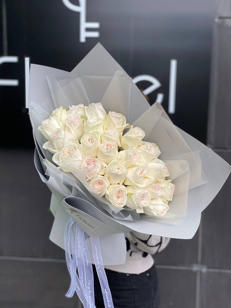 25 белых роз