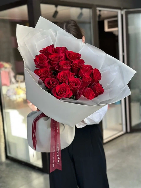 17 красных роз