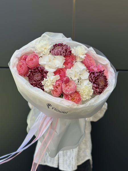 Букет «Кудрявый вторник» из хризантем-бигуди, гортензии, кустовых роз и гвоздик