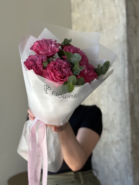 5 пионовидных роз с эвкалиптом