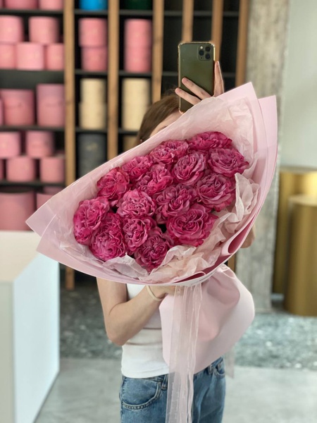 15 пионовидных роз