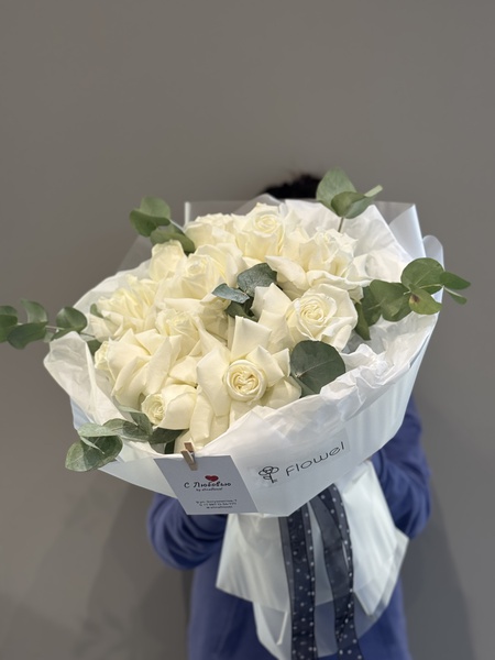 Букет «Белый лес» — 11 белых роз с эвкалиптом