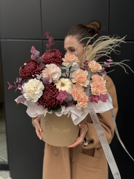 Композиция в коробке: гвоздики, хризантемы Бигуди, тыква