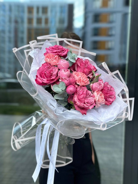 Фактурный букет «Прохладное сияние» из роз, кустовых роз, гвоздик и эвкалипта