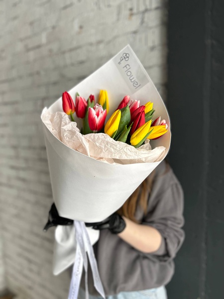 Букет из красных и желтых тюльпанов