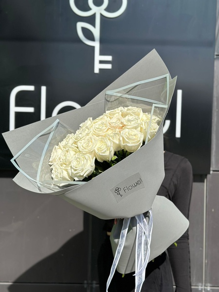 19 белых роз в серой упаковке