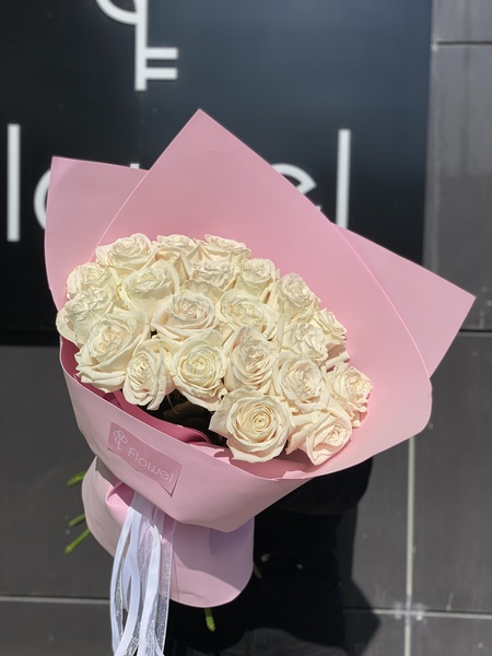 21 белая роза в розовой упаковке