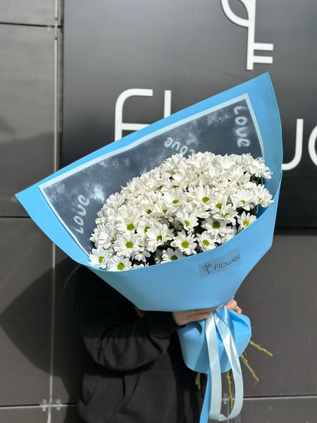 Букет «Первое свидание» — 13 ромашковых хризантем