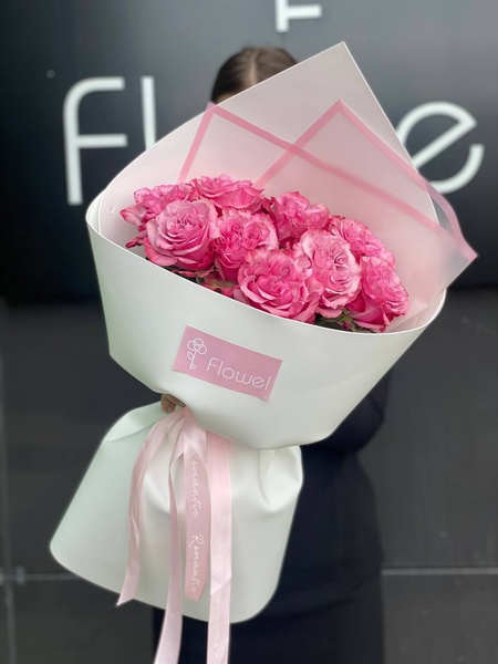 9 пионовидных роз