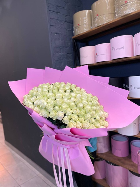 Сто одна белая роза в розовой упаковке