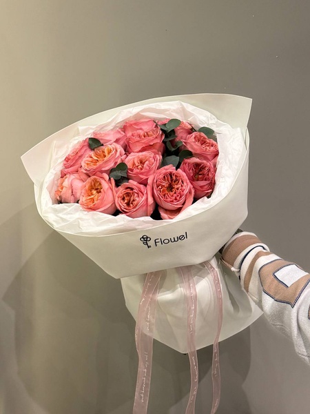 13 пионовидных роз с эвкалиптом