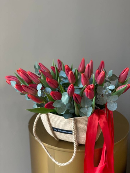 31 тюльпан в корзине