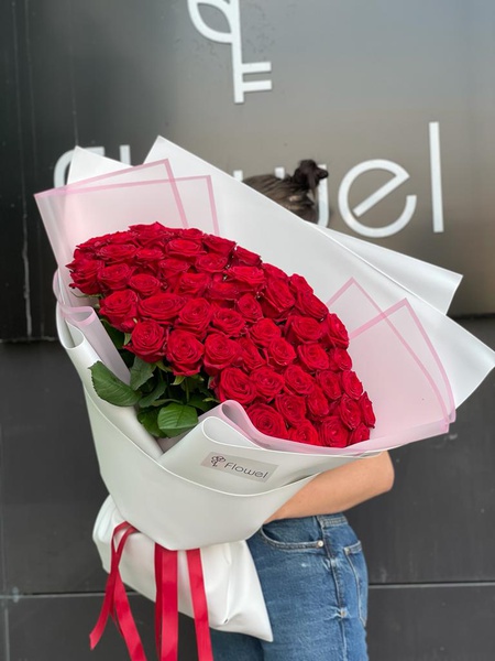 Букет «Пятьдесят один» — 51 роза в белой упаковке