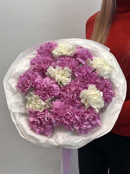 Букет из 17 гвоздик холодно розовых и белых цветов