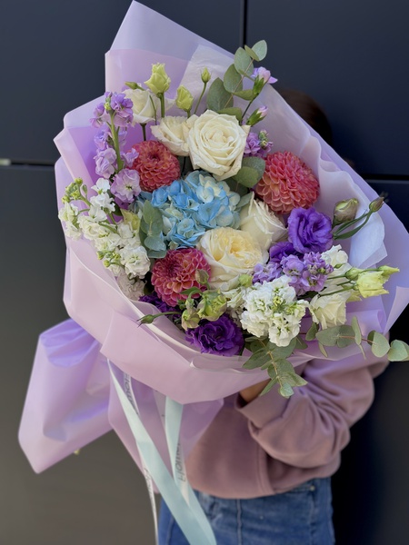 Эксклюзивный букет «Бархатная полночь» – симфония форм и ароматов