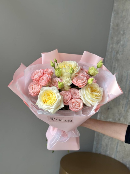 Букет «Утренняя роса» из кустовых роз, роз и эустомы