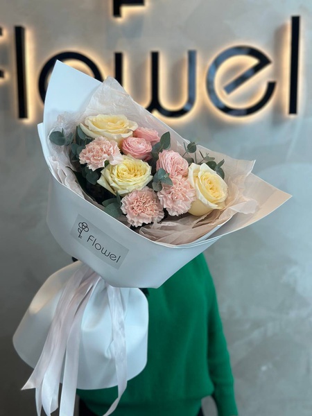 Букет «Простая арифметика» из роз, кустовых роз и гвоздик