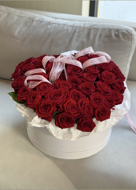 Композиция «Графичный восторг» – 43 розы, упакованные в стиль