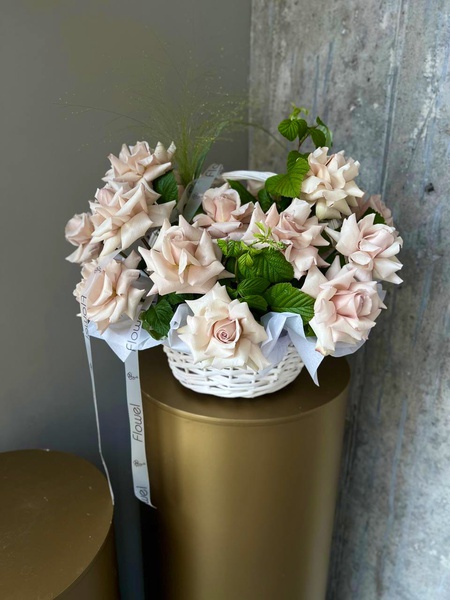 Композиция в плетеной корзине: 17 роз и малина