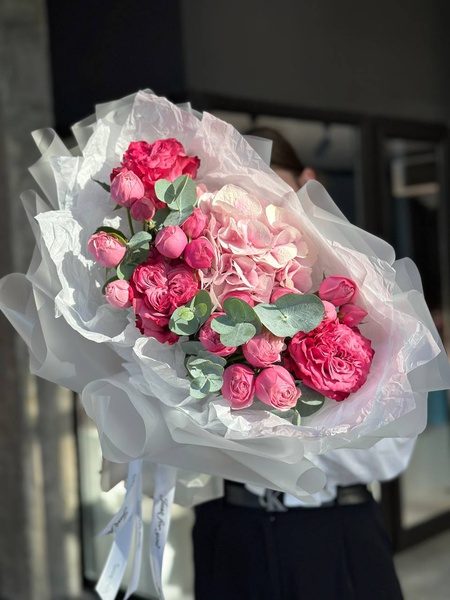 Букет «Высокий сезон» из гортензии, роз, кустовых роз и эвкалипта