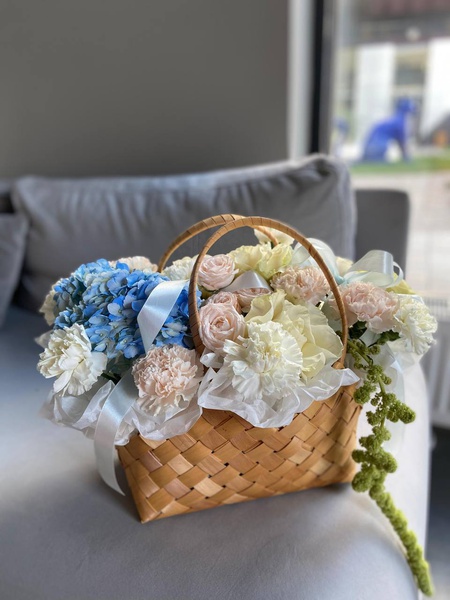 Сумочка с цветами: гортензия, гвоздики, розы Софи