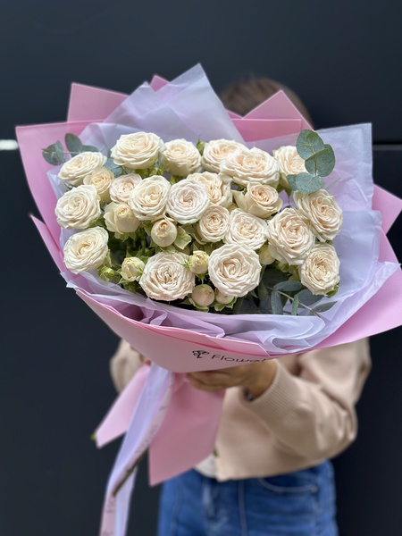 Букет из 5 кустовых роз и эвкалипта