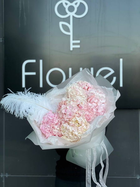 Букет «Перо» — 7 гортензий с пером