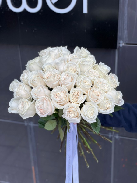 35 белых роз без упаковки