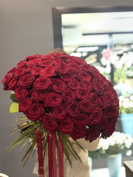 65 красных роз