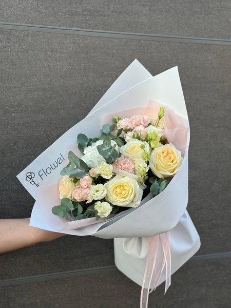 Букет «Бархатный сезон» из гортензии, роз, эустомы и эвкалипта