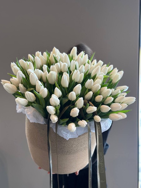85 белых тюльпанов в корзине