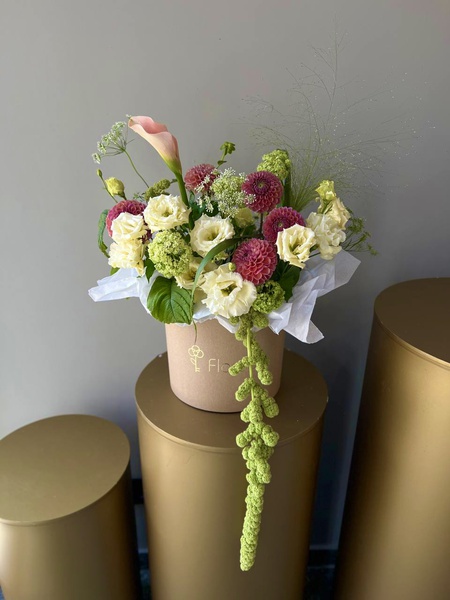 Композиция в коробке: каллы, георгины, эустомы