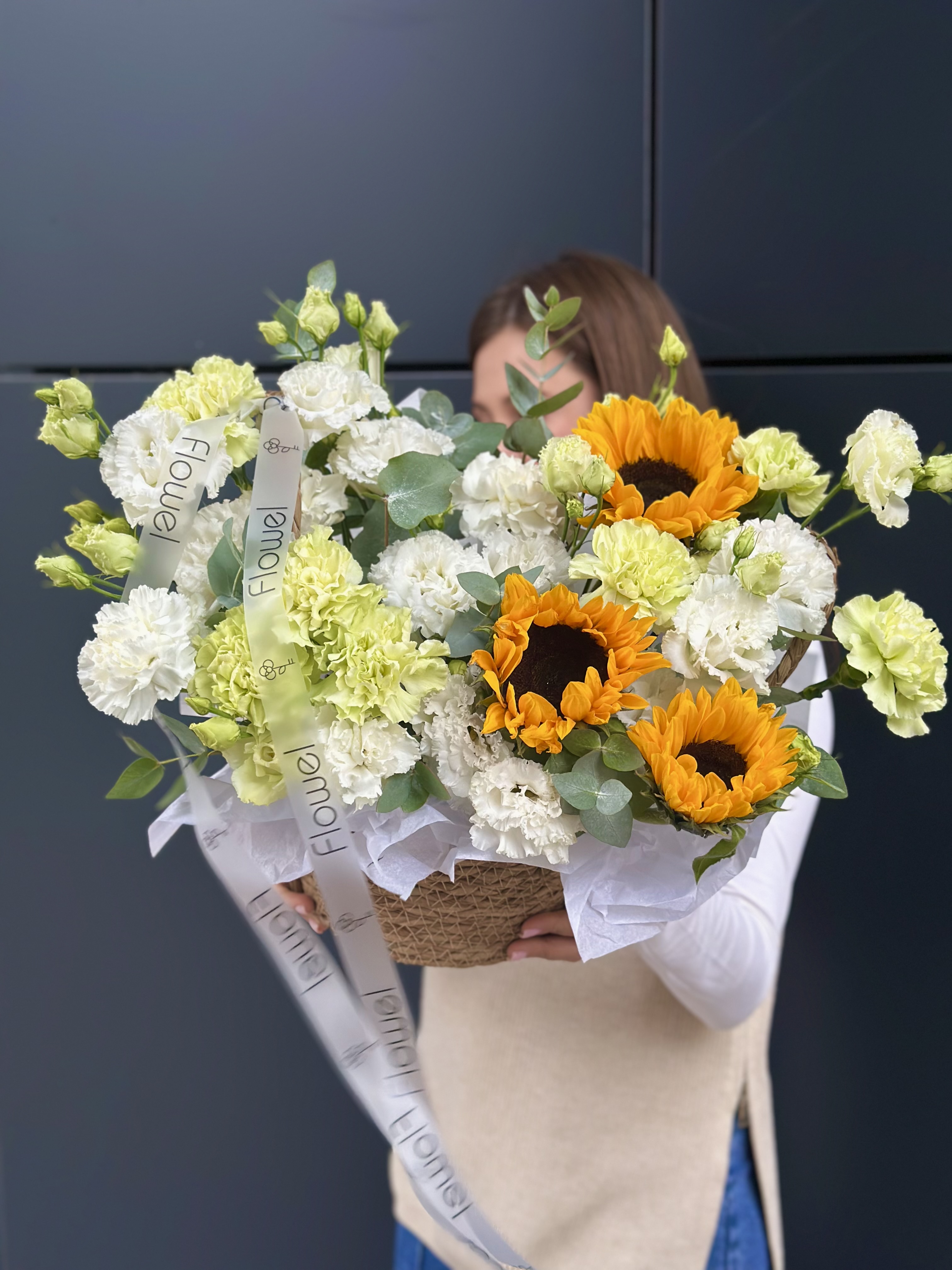 Цветы в корзине